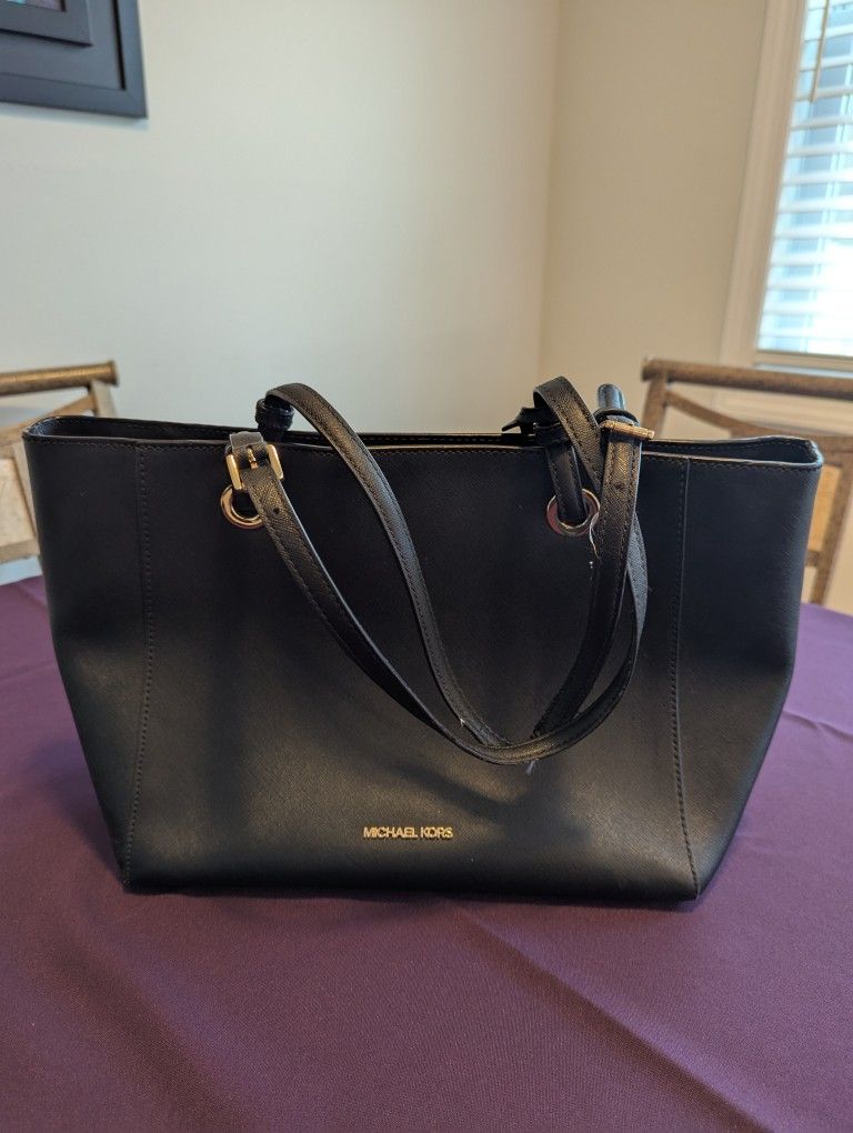 Black Michael Kors Pocketbook