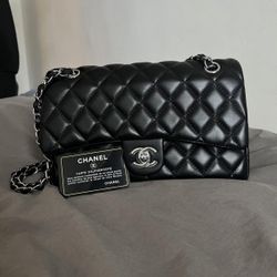 Chanel MEDIUM timeless classic flap bag
