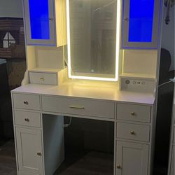 Large Vanity Desk with Mirror,Lights and Charging Station,Make up Vanity Mirror with 3 Lights Mode and Brightness Adjusted by Touch Button and 6 Drawe