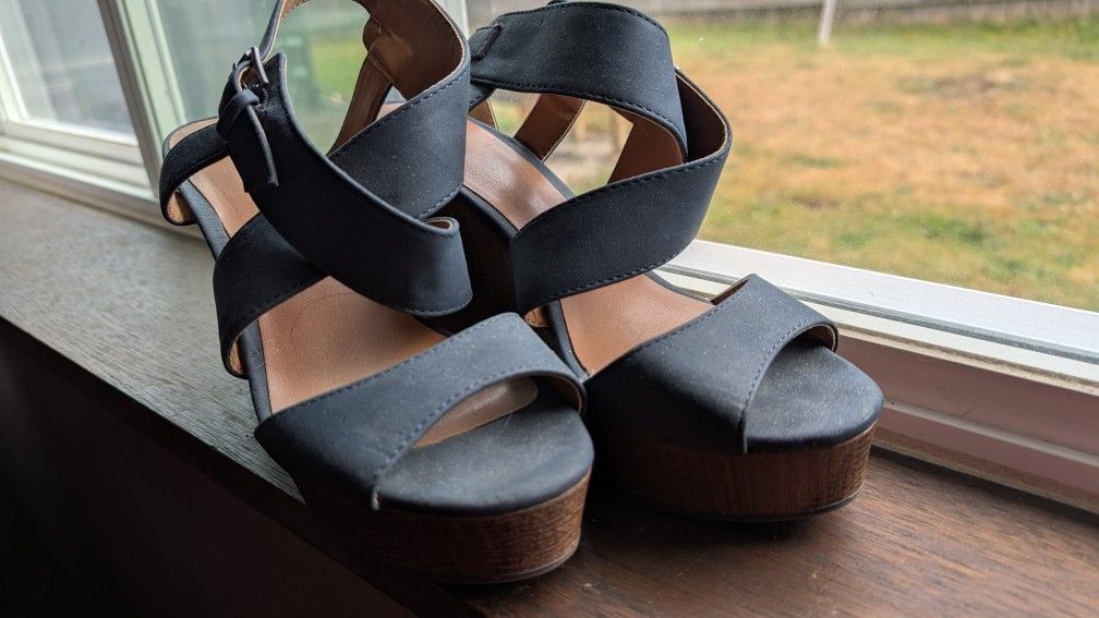 $5 Indigo rd. Like New Wedge Sandals