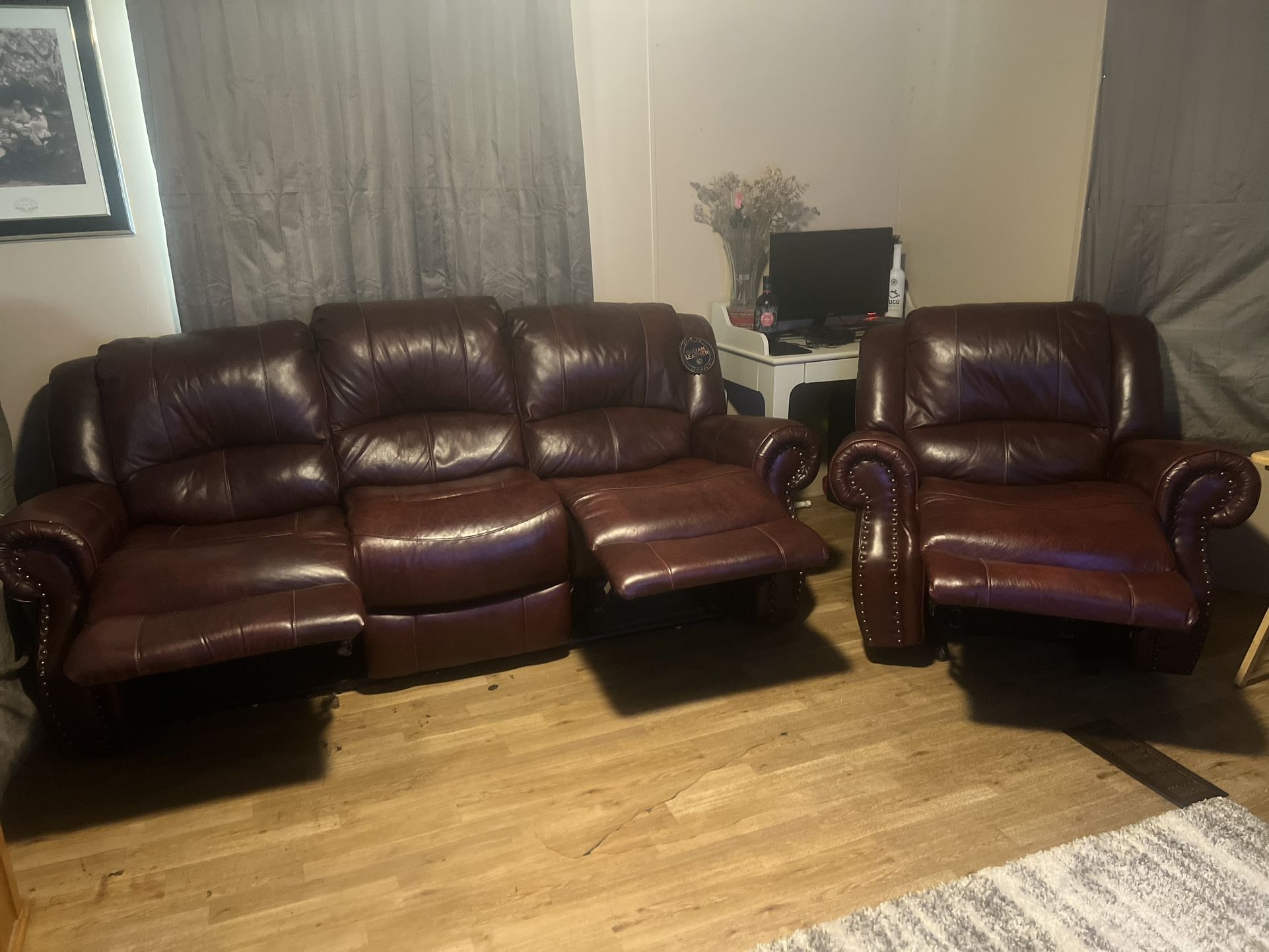 100 % Real Italian Leather Couch With 2 End Recliners Both Manual And Matching Leather Recliner Manual As Well !