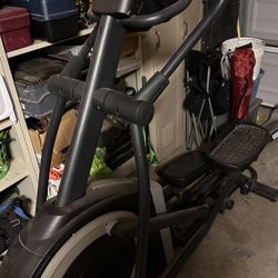 like new!! Pro-Form Carbon EL Black Elliptical Machine