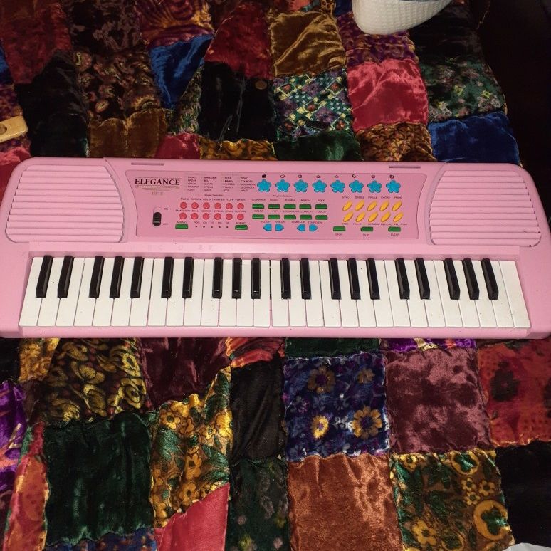 Large Keyboard, Electric Or Battery Pickup
