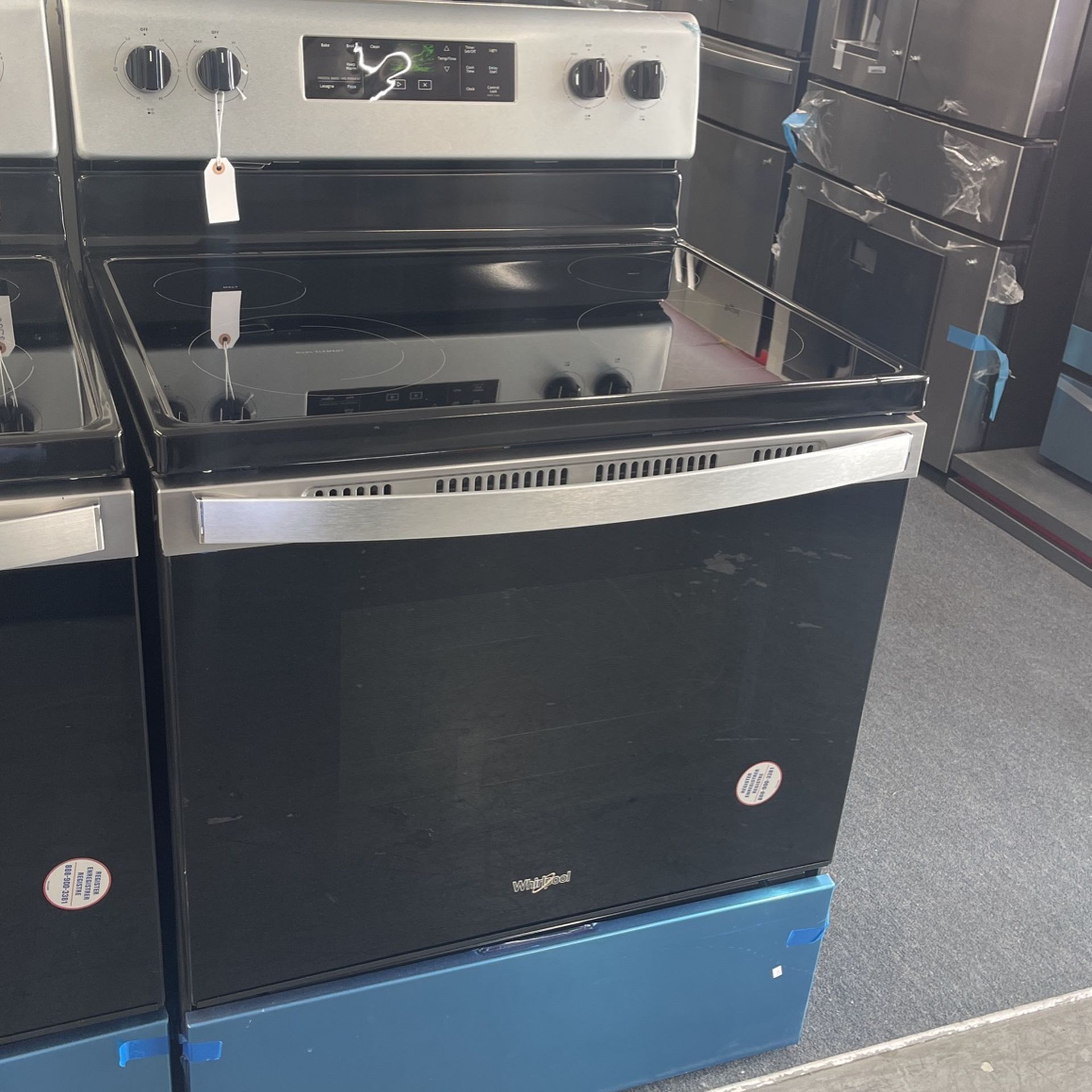 New Scratch And Dent Whirlpool 4 Burner Glass Top Stainless Steel Range. 1 Year Manufacture Warranty