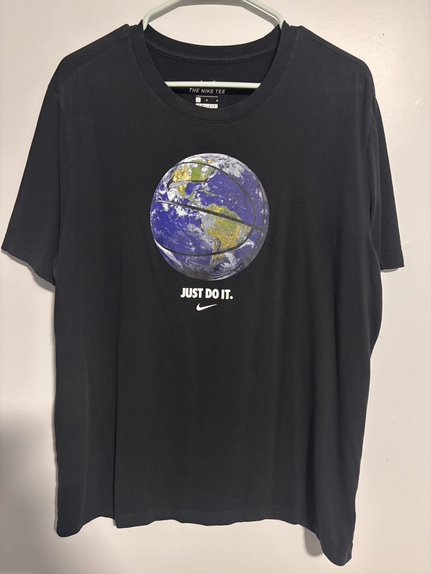 Nike Men’s Large World Basketball T-Shirt Black Graphic Logo Athletic Tee RARE