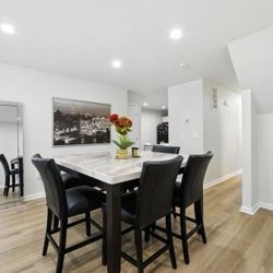 6 Piece Square Dining Set with Faux Leather High Chairs | Juego de comedor de 6 piezas