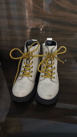 White Old Navy boots size 13 kids
