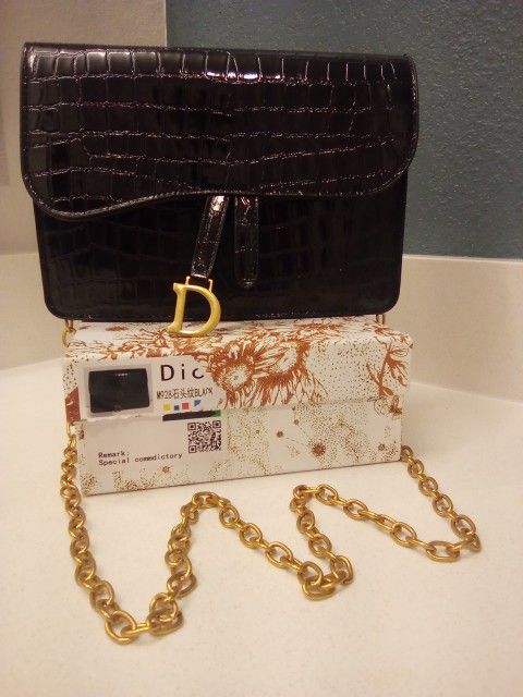 DESIGNER BLACK LEATHER PURSE WITH GOLDEN CHAIN STRAP