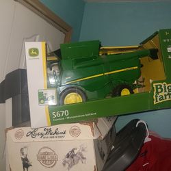 S670 John Deere Combine Toy