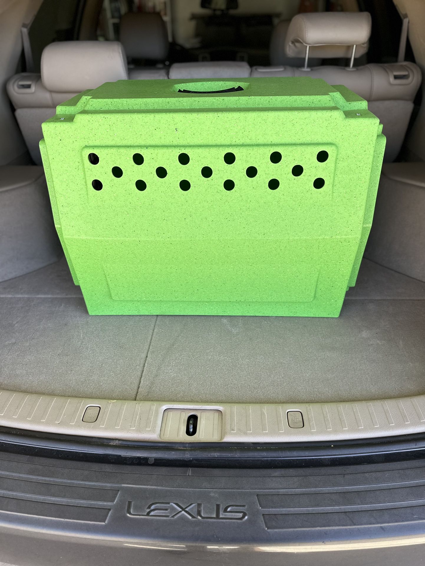 Ruffland kennel Lime Green Medium dd Front/back for Sale in Hesperia