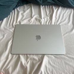 Apple MacBook Air 15”, Magic Mouse, AirPods 