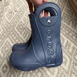 Size 12 kids croc boots