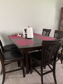 Dining table with 8 chairs in mint condition