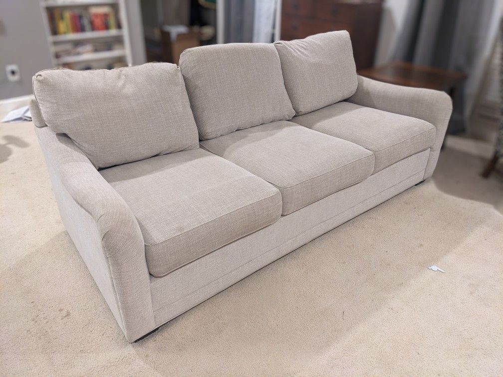Excellent Condition Rooms To Go Sleeper Sofa