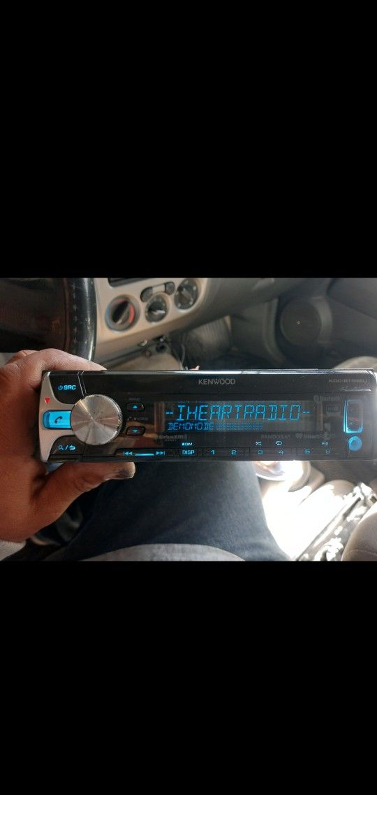 STEREO KENWOOD CD AUX USB BLUETOOTH CAMBIA DE DIFERENTES COLORES GOOD CONDICIÓN ABLO ESPAÑOL 