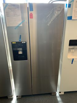 New scratch and dent Whirlpool 22cu.ft stainless steel side by side fridge ice and water 1 year warranty