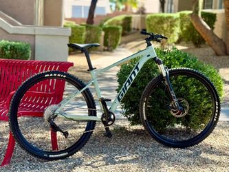 Giant Talon 1 29er Mountain Bike Size Medium Shimano Deore