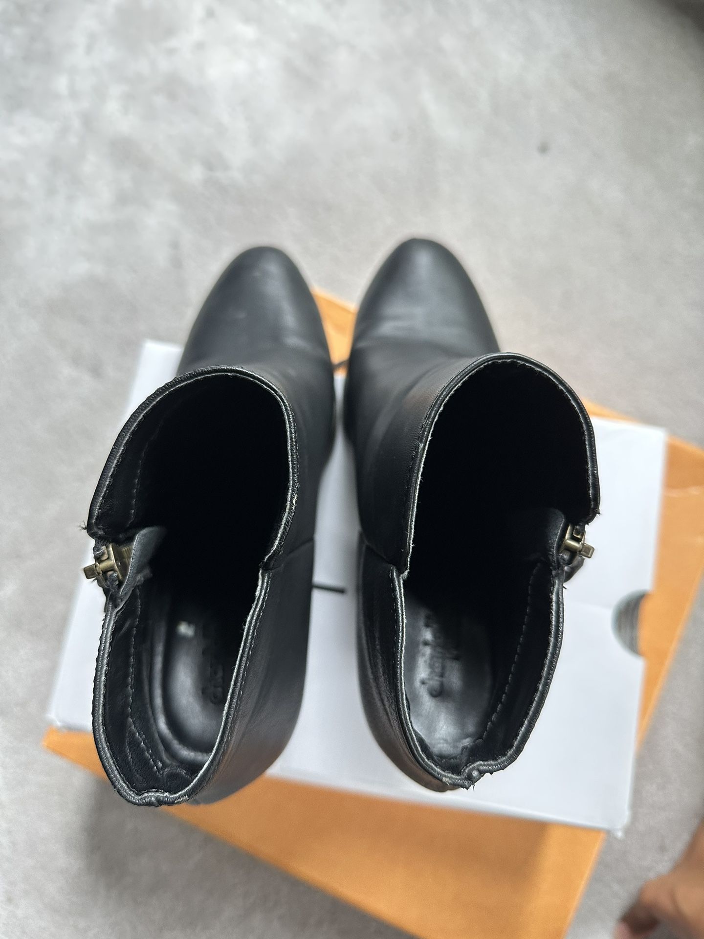 LV BEAUBOURG ANKLE BOOT for Sale in Suwanee, GA - OfferUp