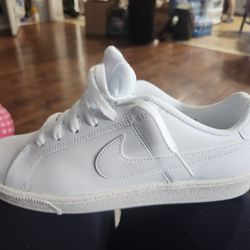 New Nike Shoe 9 W