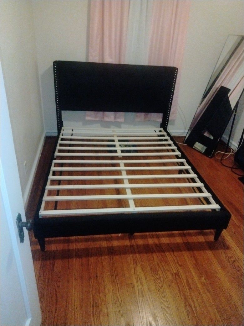 Like New All The Parts Are Here 100$ Takes It Queen Size Low Platform Bed
