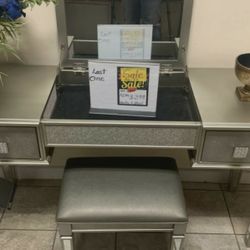 Mirrored vanity Set $10 leasing
