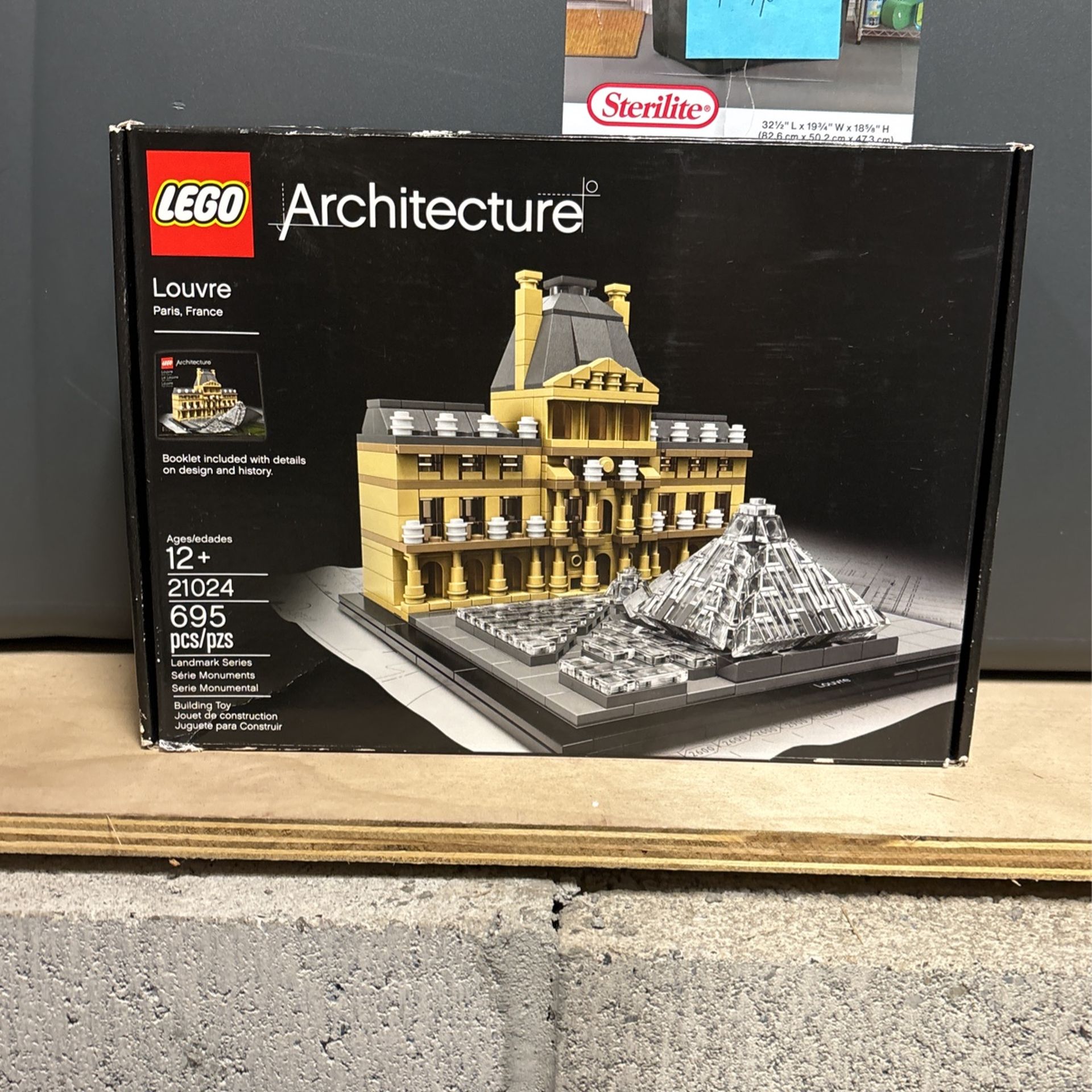 LEGO ARCHITECTURE THE LOUVRE (21024) Used