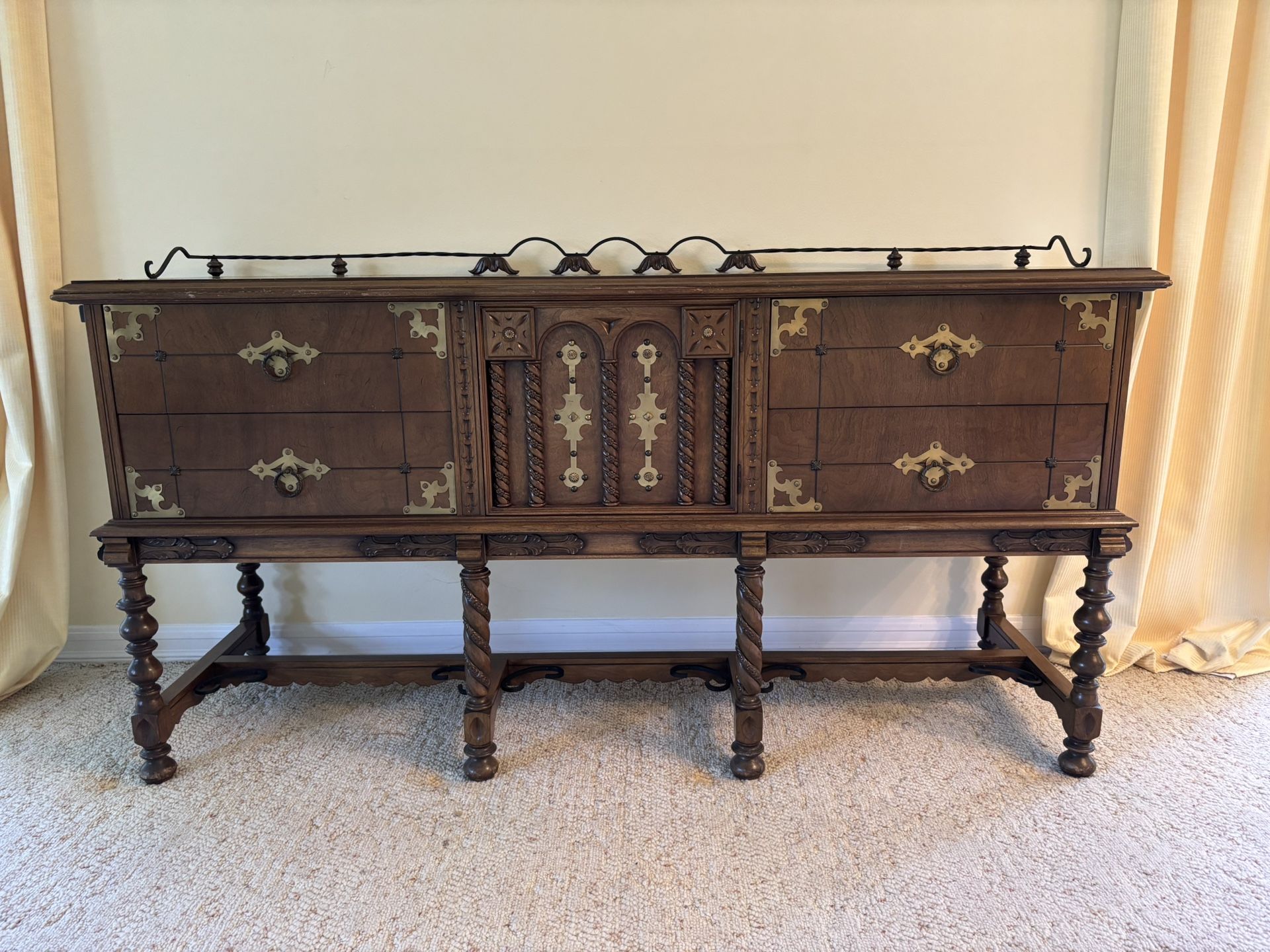 Stunning vintage buffet, sideboard or cabinet 