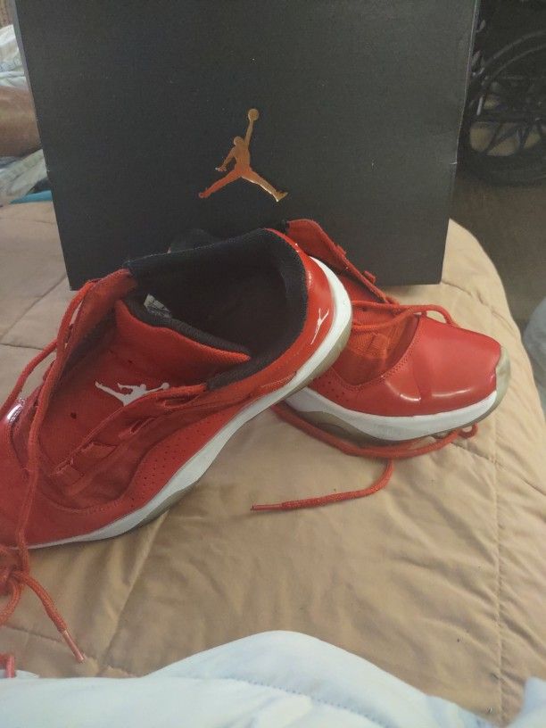 RED JORDANS SIZE 9