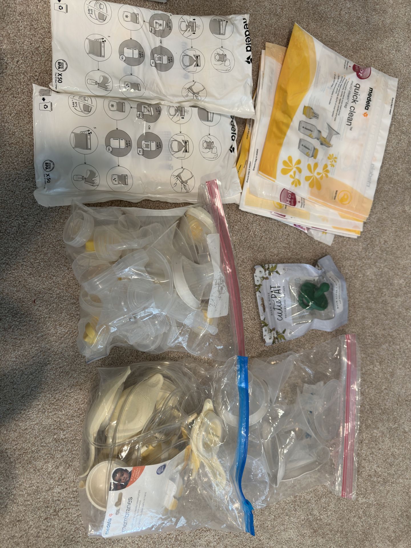 Free Hand breast Pump and 4 Bottel