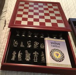 Danbury Mint Fantasy Of Chrystal Chess Set