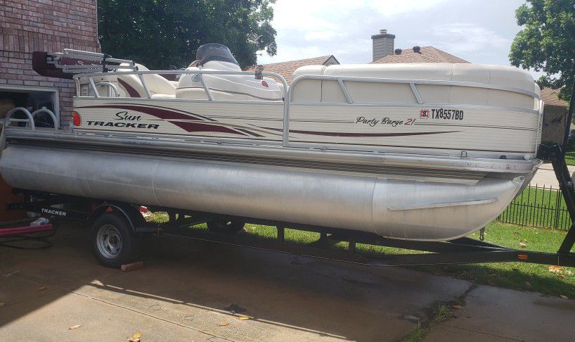 Photo Pontoon Boat 22FT Sun Tracker Party Barge