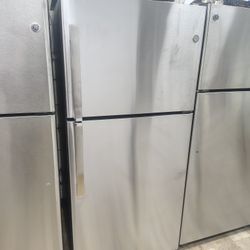 GE Stainless Steel 18cuft Refrigerador With Ice Maker Machine In Excellent Working Condition 