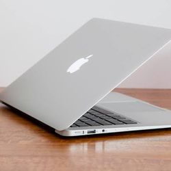 Apple Macbook Air 2017 with 1.8GHz Intel Core i5 (13-inch, 8GB RAM, 256GB SSD Storage)