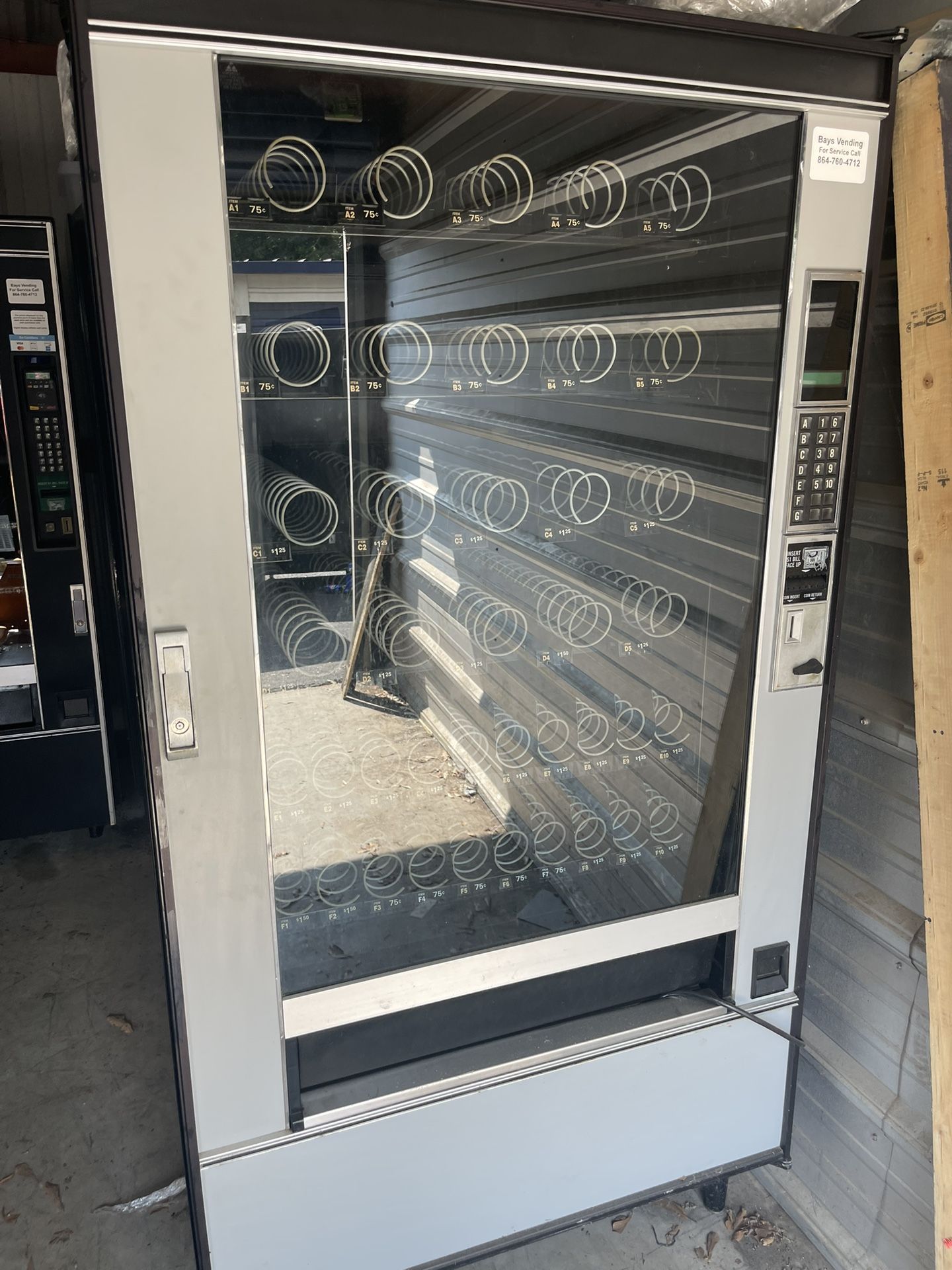 Snack vending machine