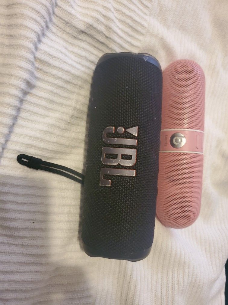 2 SPEAKERS JBL And Beat Both For $70