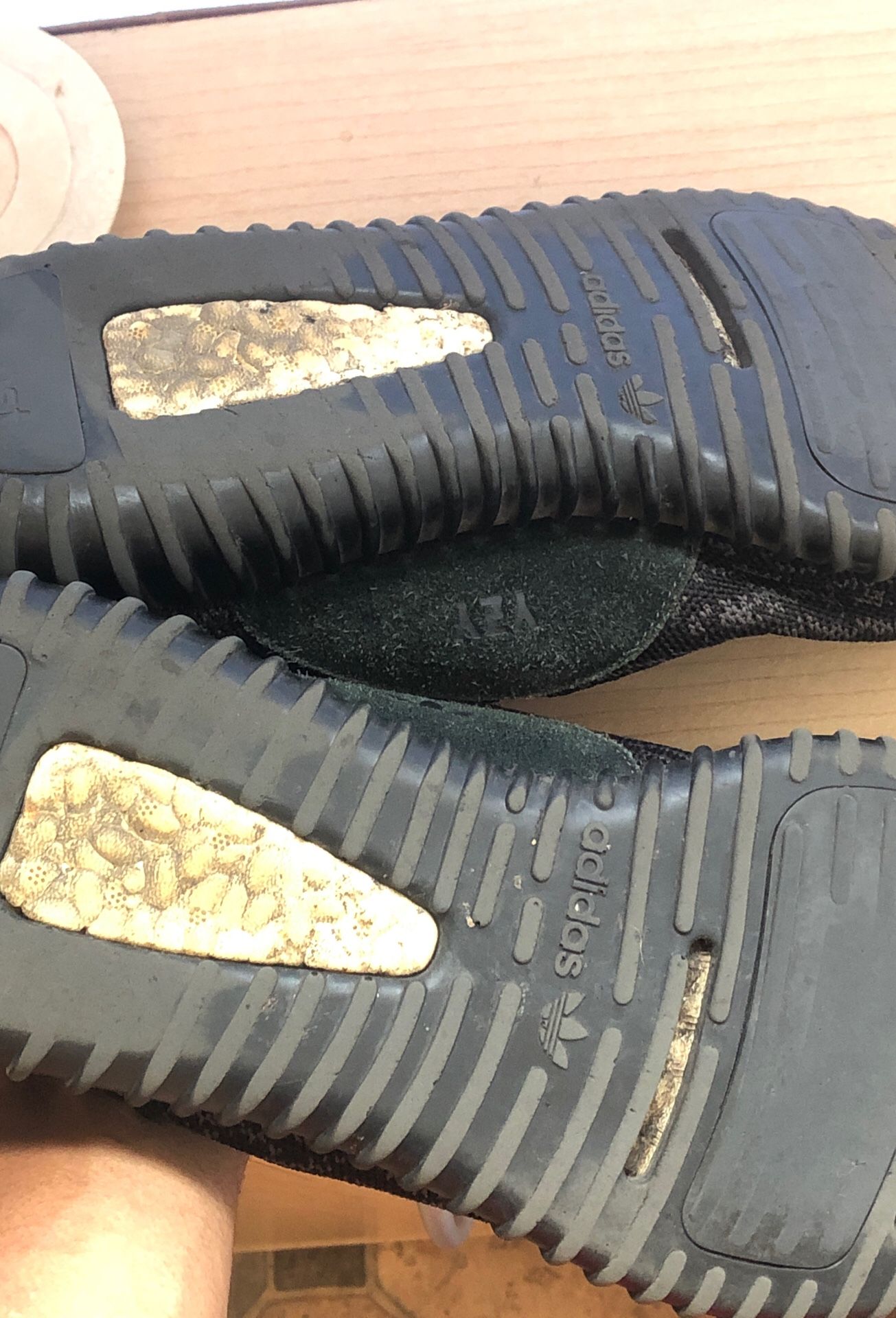 Pirate 2015 black yeezys size 9.5 I payed 700 but they are a bit used so give me your highest offers ?