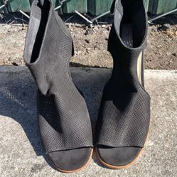 Vince Camuto Bevina Suede Lazer Cut Black Booties Zipper Open Toe Size 8.5
