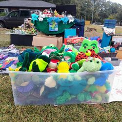 YARD SALE TODAY!! 🤗