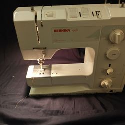 Bernina 1001 Sewing Machine 