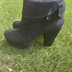 Cute Black Booties With Bow