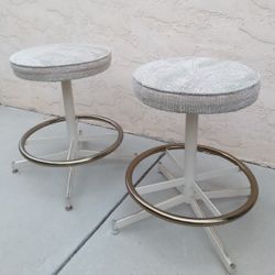 Beautiful Counter Height 360° Swivel Bar Stool with Heavy Duty Strong & Sturdy Metal Base, Footrest, and Tweed Fabric Seat - Clean & in Good Condition