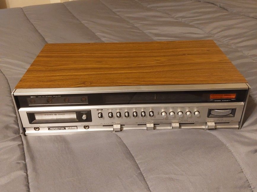 Soundesign  Classic 4469-7 am/fm 8 Track Stereo Receiver

