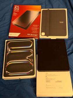 Like New 13 inch iPad Pro M5 WiFi/Cellular 256GB Black, screen protector and case included!