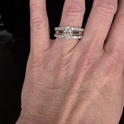 Beautiful Engagement Ring and Wedding Band !!!PRICE NEGOTIABLE!!!