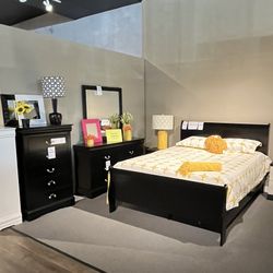 Queen Bed, Dresser, Mirror And Nightstand 