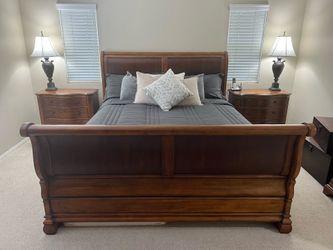Gorgeous Ethan Allen Tuscany CA King Sleigh Walnut Bed Frame