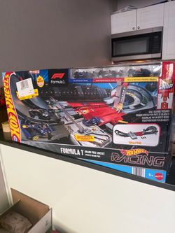 Hot Wheels Formula 1® Grand Prix Circuit & 3 Cars