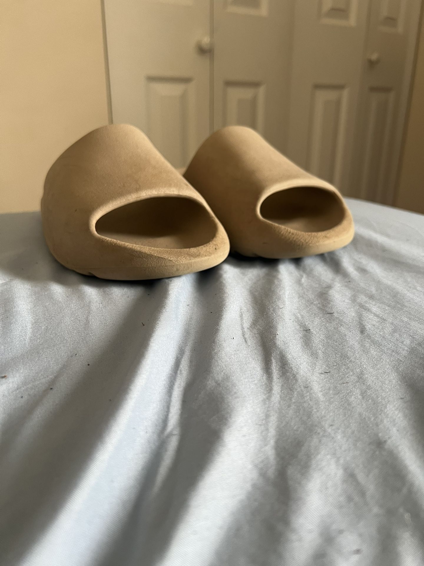 Addias Yeezy Slides