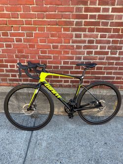 Giant Defy Advanced 2 Carbon Road Bike – Shimano 105