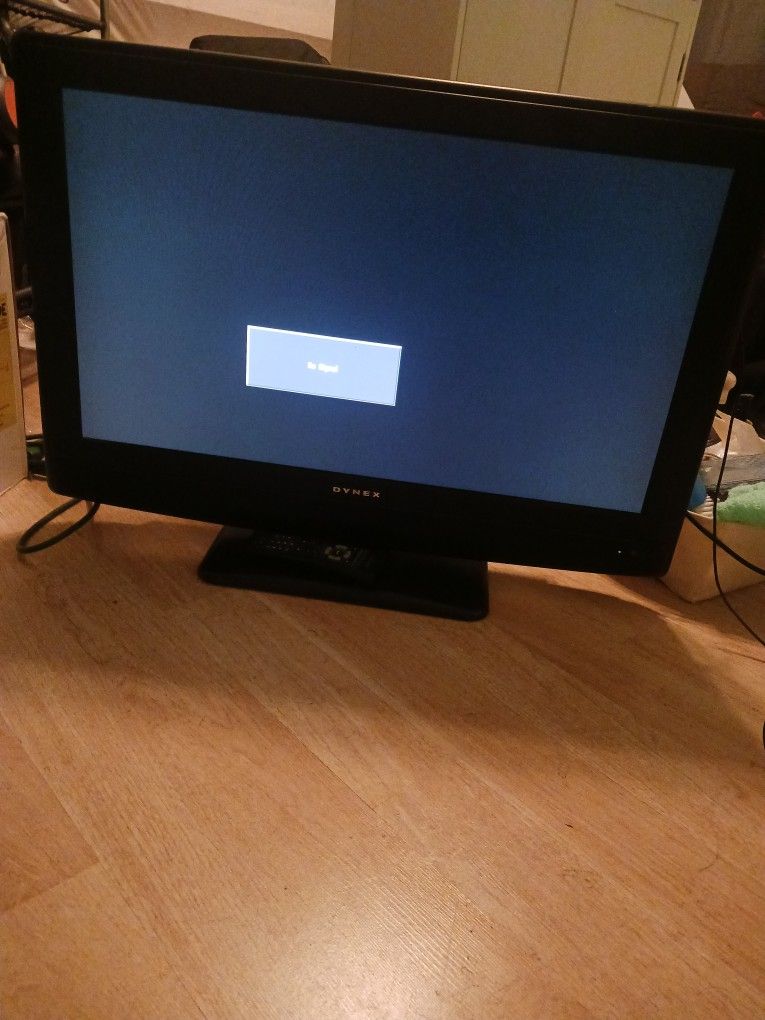 TV.  Dynex. 32"  Works OK Whit His  Control 